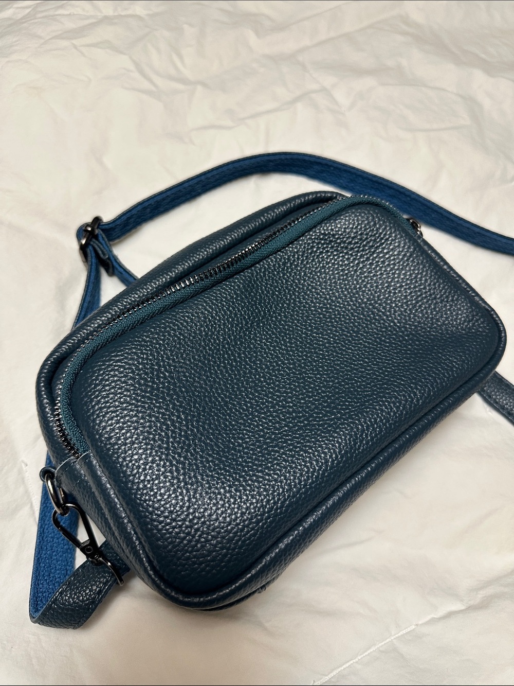 Women's Navy Blue Leather Crossbody Bag with Adjustable Strap Noir & Blanc